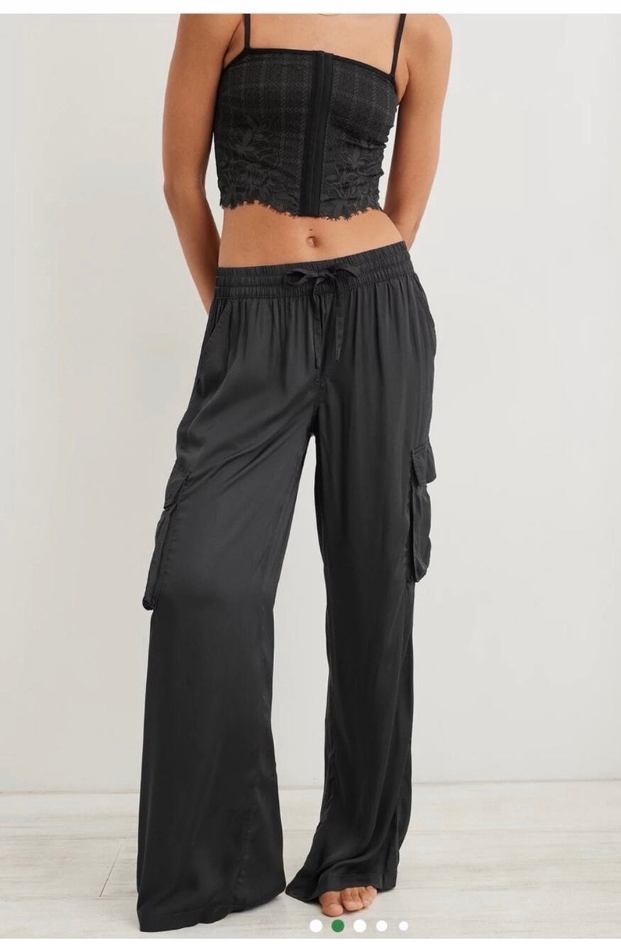 Black lightweight  Aerie satin cargo wide leg crinkle pants!